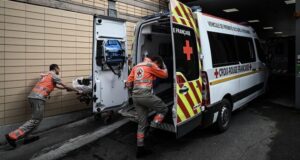 Muere chofer de autobús que fue agredido por pasajeros tras pedir que usaran mascarillas en Francia