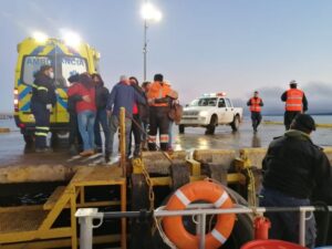 Rescatan a tripulantes pesqueros que naufragaron en las aguas de Última Esperanza