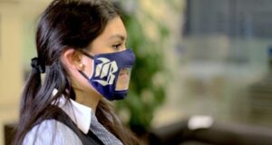 Banco de Chile dispone de mascarillas especiales para atender a personas sordas en la pandemia