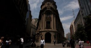 Cae la Bolsa de Santiago luego que diputados aprobaran retiro del 10%
