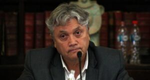 Navarro guarda silencio por vínculos con empresario investigado por lavado de dinero a Venezuela