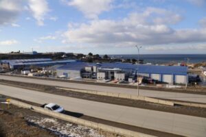 Planta pesquera de Punta Arenas deja a 30 trabajadores con Covid-19 y Salud ha realizado más de 350 PCR