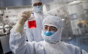 China aprueba vacuna experimental contra el COVID-19 para su uso en militares