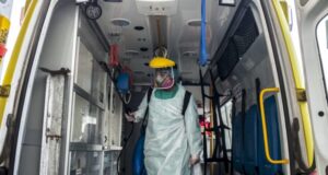 Covid-19 en Chile: Minsal reporta alza en nuevos casos, pero con una positividad que sigue a la baja