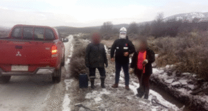 Banderera embarazada trabajaba en Carretera Austral sin baño ni caseta: DT castigó a empresa