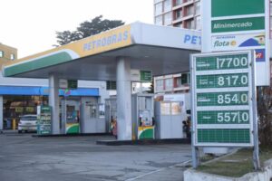 Precios de las bencinas han bajado cerca de 130 pesos desde marzo