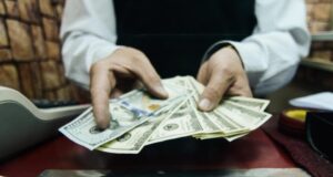 Dólar cae al mínimo de los últimos 6 meses expectante a nivel local por situación de las AFP