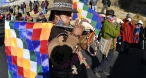 Bolivianos marchan exigiendo el retiro de dinero de sus fondos de pensiones