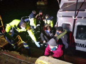 Armada logró realizar evacuación médica desde Puerto Edén a Puerto Natales