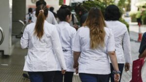62% de estudiantes de la salud evalúa congelar o irse: estudio revela grave impacto universitario