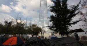 Bolivianos llevan más de dos semanas durmiendo en carpas esperando volver a su país