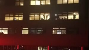 Paciente del Hospital Clínico se lanzó por un ventanal