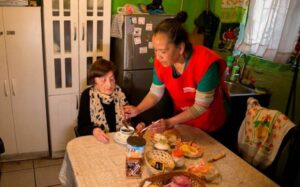 Programa Cuidados Domiciliarios llega a Magallanes y beneficiará a 25 adultos mayores de Porvenir