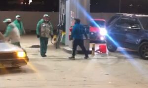 Con un palo intentaron agredir a trabajador extranjero en estación de servicio