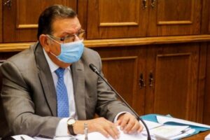 Senador Quinteros compromete proyecto sobre igualdad de salarios en el sector público y privado