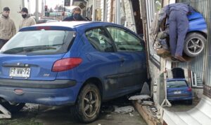 Conductor terminó incrustado en el frontis de vivienda tras perder el control de su vehículo