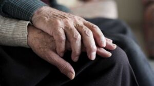 Hogar de adultos mayores en Punta Arenas deja a una persona contagiada de Coronavirus