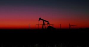 Petróleo sube por indicadores favorables a la demanda de crudo