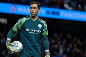 En España insisten en que Claudio Bravo es una opción real para Real Betis de Pellegrini