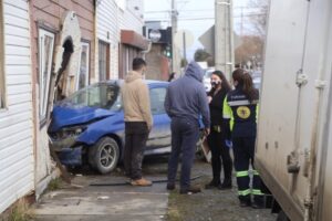 Menor de edad al volante resultó lesionado al estrellarse contra casa en Avenida España