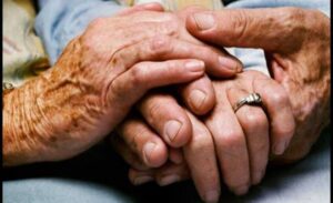 Brotes en hogares de adultos mayores deja a 44 residentes positivos a Covid-19