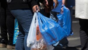 Adiós, bolsas plásticas: Almacenes de barrio tampoco podrán entregarlas desde el 3 de agosto