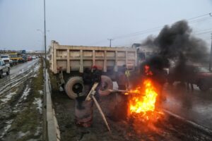 Camioneros y dueños de canteras bloquearon la ruta