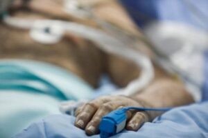 Revelan caso del primer hombre en el mundo que se reinfectó de COVID-19 luego de haberse recuperado
