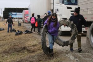Jóvenes limpiaron humedal Tres Puentes