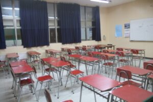 Infectólogo considera que “no hay ninguna posibilidad de volver a clases” y de hacerlo sería una “irresponsabilidad”