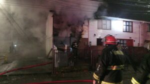 Padre e hijo resultaron damnificados tras incendio que destruyó por completo vivienda de dos pisos