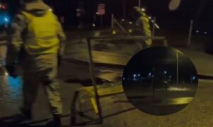 Temerario conductor irrumpió violentamente en barrera de control sanitario a toda velocidad