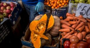 Feriantes responsabilizan al paro camionero por alza de hasta un 40% de frutas y verduras en Osorno