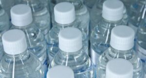 Aguas embotelladas de 5 marcas contienen arsénico y pH por sobre la norma chilena de agua potable