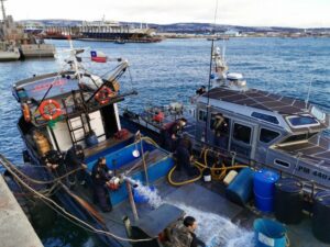 Amplio operativo de emergencia realizó ayer la Armada en lancha que se estaba hundiendo