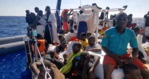 Guardacostas italianos evacúan a 49 personas de un barco humanitario financiado por Banksy