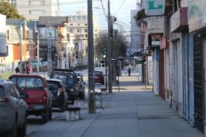 Poco comercio abierto y escasos transeúntes en un Punta Arenas temeroso