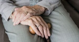 Adultos mayores de 75 años podrán salir tres veces por semana