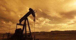 Petróleo registra ligera baja tras alcanzar niveles de precios de marzo