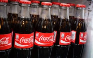 Coca Cola anuncia una reestructuración y masivo recorte de empleos ante crisis por covid-19