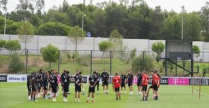 Bayern Múnich despidió a técnico por ola de comentarios racistas: en el club están furiosos
