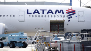 Condenan a Latam a indemnizar con más de $5 millones a pasajero tras extravío de su equipaje