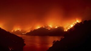 Incendios en California obligan a evacuar a 119.000 personas