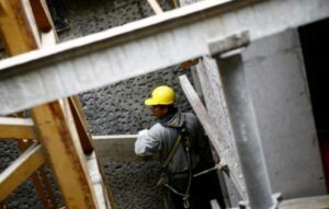 Mercado augura caída de 12% de la economía en julio, pero mejora proyecciones de PIB 2020