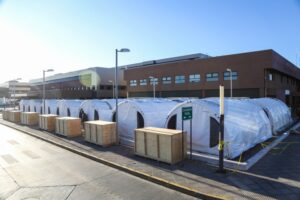Servicio de Salud postula Hospital de Campaña como solución, pero ColMed considera que hay otras más efectivas