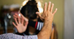 Carabineros detienen a mujer por vulnerar toque de queda para ir a denunciar agresiones de su pareja