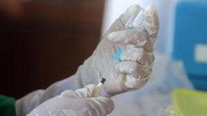 Expertos coinciden en que vacuna rusa no tiene evidencia científica para su análisis