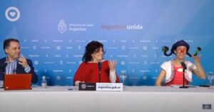 Polémico reporte epidemiológico en Argentina: llevaron a payasa a cantar tras dar informe de muertes