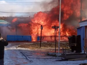 Voraz incendio en Laguna Blanca: dos viviendas y una hostería destruidas