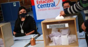 Senadores insistirán con reforma para permitir voto a contagiados con covid-19 en el plebiscito
